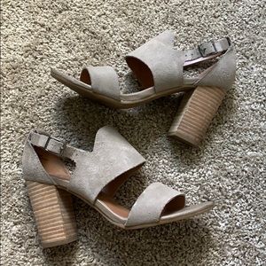 🎈 DONATED 🎈 taupe heels